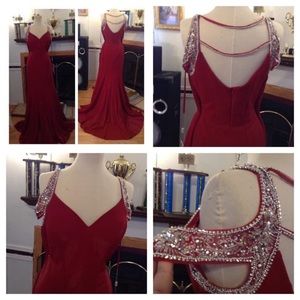 RED GOWN NEW WITH TAGS WOMENS SIZE XL (10/12/14)